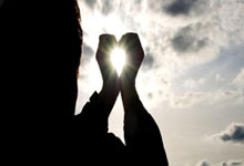 新三板股票买卖怎样开户:股票配资最新行情-金价再创历史新高 黄金概念股大涨 机构：仍有上涨空间